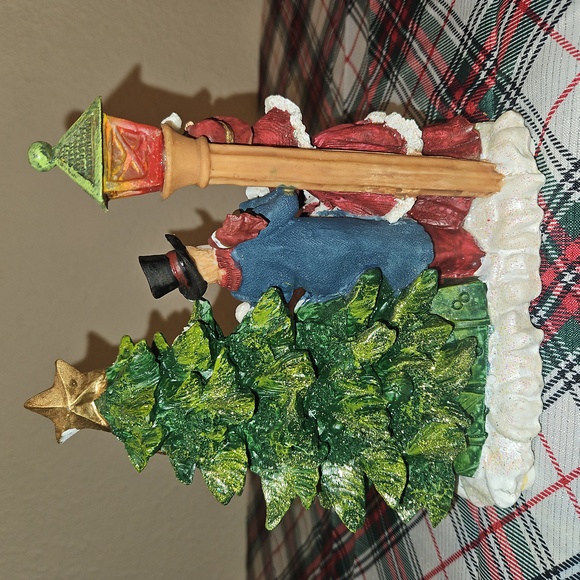 Festive Holiday Motion Sensored Musical Singing Carolers Figurine - Picture 4 of 7